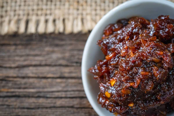 Pikantní Chilli Pasta Bílé Keramické Nádoby Dřevěném Pozadí — Stock fotografie