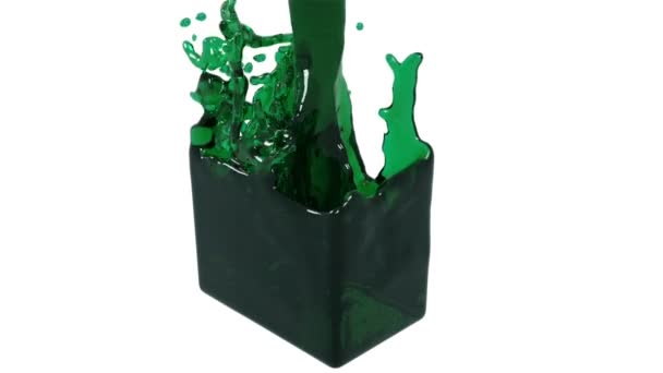 yeşil sıvı yavaş yavaş bir konteyner doldurur. renkli petrol