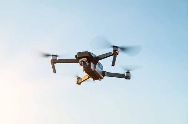 Elicottero telecomandato con fotocamera digitale su sfondo cielo. Primo piano. Nuovo strumento per foto aeree e video — Foto Stock