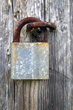 Eski evin ahşap kapısında paslı eski asma kilit