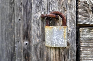 Eski evin ahşap kapısında paslı eski asma kilit