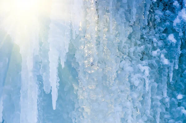 Gyönyörű Kék Jég Fagyasztott Jégcsapok Közelkép Téli Háttér — Stock Fotó