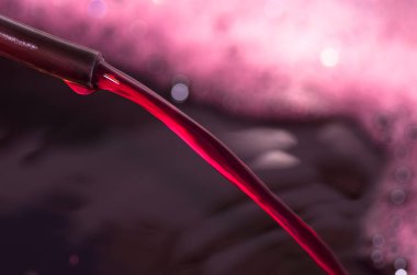 Mayalanmadan sonra kırmızı şarabı kurutmak. alkol arka planı