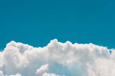 Mavi gökyüzündeki bulutlar, doğal arkaplan