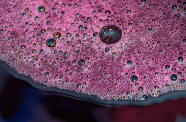 Kırmızı şarap üzerindeki baloncuklar doğal mayalanma sürecinde. alkolik geçmişi