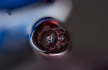 Kırmızı şarap üzerindeki baloncuklar doğal mayalanma sürecinde. alkolik geçmişi