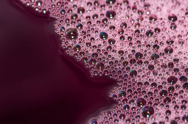 Kırmızı şarap üzerindeki baloncuklar doğal mayalanma sürecinde. alkolik geçmişi