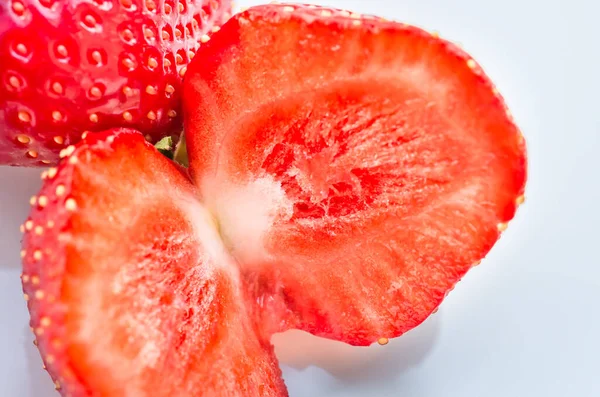 Fresas Rojas Maduras Frescas Primer Plano Sobre Plato Blanco Fondo — Foto de Stock