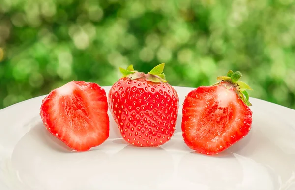 배경에 유기농 딸기가 접히다 — 스톡 사진