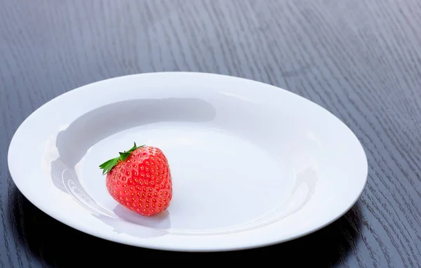 新鮮な熟した赤い有機イチゴが白い皿の上に閉じ込められ — ストック写真