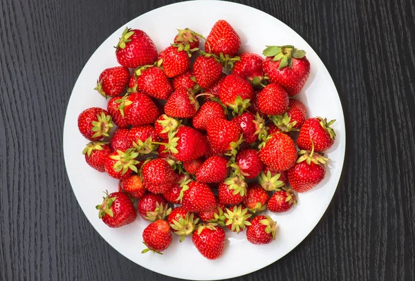 Fresas Orgánicas Rojas Maduras Frescas Cerca Plato Blanco Sobre Fondo —  Fotos de Stock