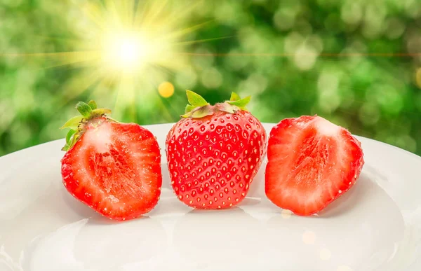 Fresas Orgánicas Rojas Maduras Frescas Cerca Plato Blanco Sobre Fondo —  Fotos de Stock