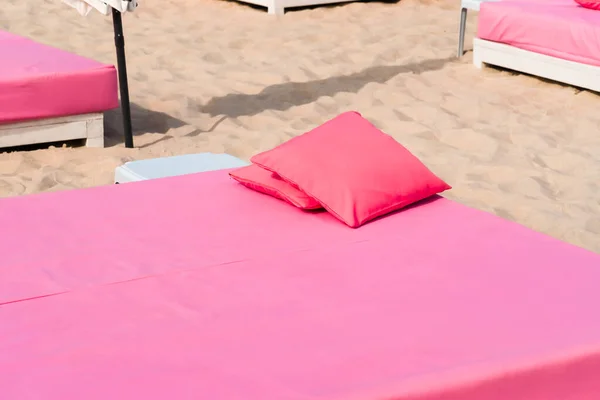 Beach Soft Sun Loungers Pillows Pink Colour Stand Sand Rest — Stock Photo, Image