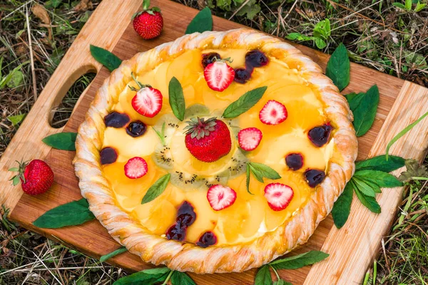 Obstpizza Mit Erdbeeren Kirschen Sahne Gelee Ananas Kiwi Und Minzblättern — Stockfoto