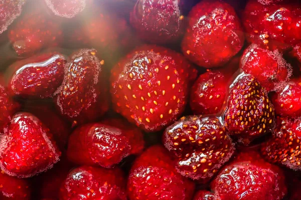 おいしいイチゴの赤いジャム 自家製 クローズアップの背景 — ストック写真