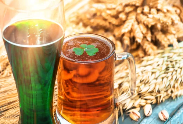 Mugg Med Lättöl Och Grön Irländsk Närbild Patricks Day — Stockfoto