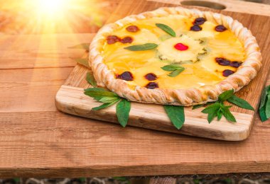 Ananas, portakal, kiraz, krema, jöle, kivi, beyaz arka planda ev yapımı izole edilmiş.