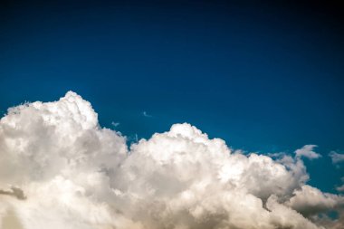 Büyük kümülüs bulutlu mavi gökyüzü, doğal arkaplan