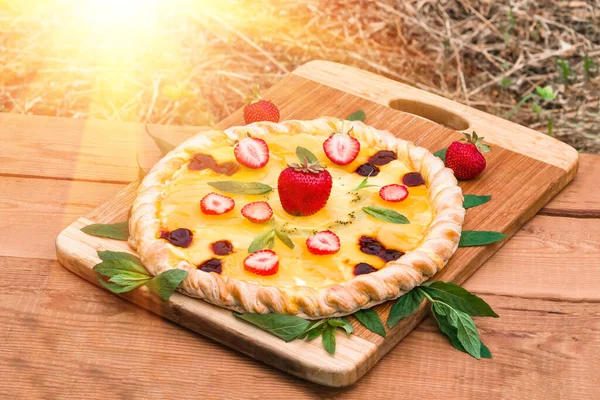 Pizza Frutas Com Morangos Cerejas Creme Geléia Abacaxi Kiwi Folhas — Fotografia de Stock