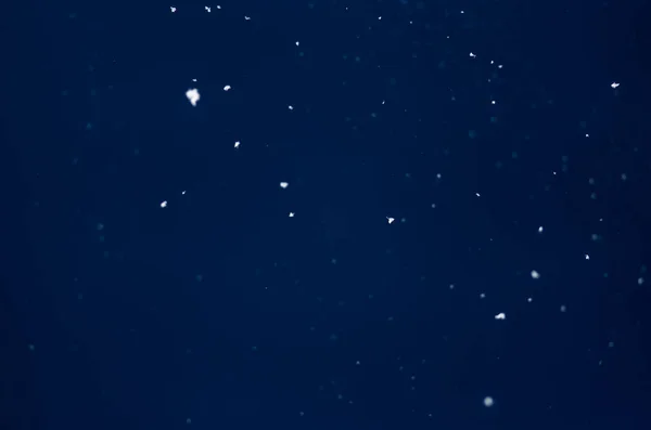 Падающий Снег Синем Фоне Свободном Пространстве Зимний Фон — стоковое фото