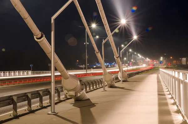 Chodnik Autostrada Przez Most Kablowy Dużymi Stalowymi Kablami Zbliżenie Nocy — Zdjęcie stockowe