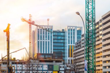 Gündoğumunda sabahın erken saatlerinde beton ve camdan modern binaların inşası