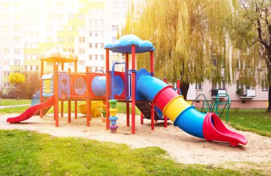 Gün ışığında parktaki çocuk parkı bahçesinde.