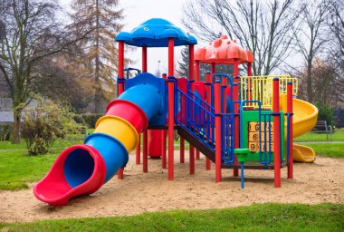 Sonbahar geldiğinde ve kasvetli hava karardığında halk parkındaki çocuk parkı