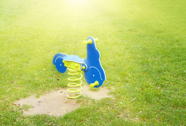 Blaues Motorrad Auf Dem Grünen Rasen Kinderschaukel Auf Einer Stahlfeder — Stockfoto