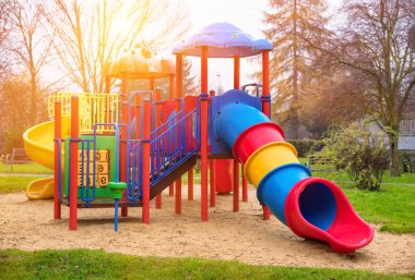 Gün ışığında parktaki çocuk parkı bahçesinde.