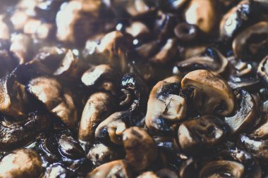 Kızartma tavasında kızartılmış, mantarlar, şampiyonlar, yakın plan.