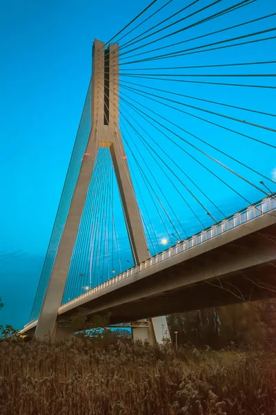 Cable Stayed Γέφυρα Close Βράδυ Ένα Φόντο Του Μπλε Του — Φωτογραφία Αρχείου