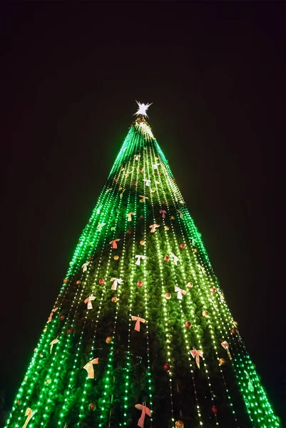 Grande Árvore Natal Artificial Brinquedos Closeup Rua Durante Noite Natal — Fotografia de Stock
