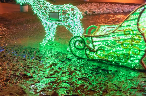 Weihnachtsschmuck Hirschschlitten Aus Den Lichtern Vorabend Der Weihnachtsfeiertage Stehen Bei — Stockfoto