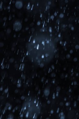 Siyah arka planda kar yağıyor. Kar kapanışı.