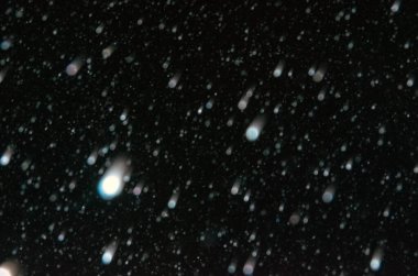 Siyah arka planda kar yağıyor. Kar kapanışı.