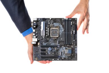Bilgisayarın ana kartı, beyaz arka planda izole edilmiş yakın çekimde. Soket LGA1151 ve çip seti. Ana karta yüklenmiş elektronik bileşenler