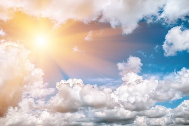 Koyu, gri ve beyaz fırtına bulutları ve yağmurdan önce güneş, doğa arka planı