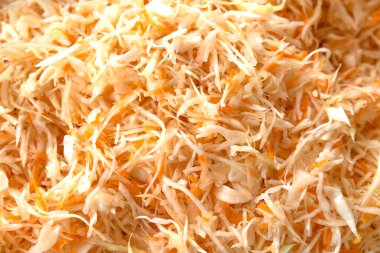 Sebze salatası. Parçalanmış lahana ve havuç yakın plan. Ev yapımı lahana turşusu, mayalanmış lahana ve havuç. arka planda sağlıklı yiyecek