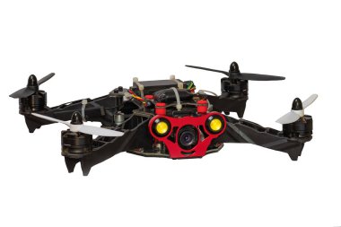 Dron kuadrokopteri beyaz arka planda izole edildi. Dijital kamerayla uçan uzaktan kumandalı dron kuadrokopter. - Yakın çekim. Hava fotoğrafı ve video için yeni bir araç. Helikopter