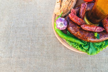 Bardakta bira, sosis, masada sebze, yakın plan, yiyecek ve içecek.