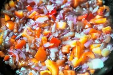 Kızartma tavasında, arka planda doğranmış sebze biberli soğan domatesleri.