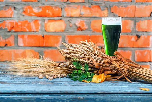 Grön För Patricks Day Mot Bakgrund Keramisk Vägg Står Ett — Stockfoto