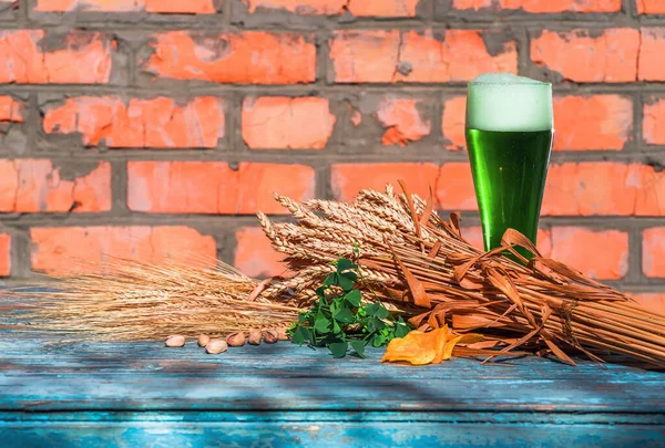 Grön För Patricks Day Mot Bakgrund Keramisk Vägg Står Ett — Stockfoto