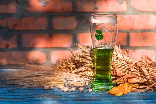 Zelené Pivo Den Patrika Pozadí Keramické Stěny Stojí Starém Dřevěném — Stock fotografie