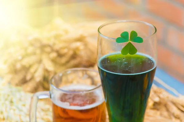 Mugg Lättöl Och Grön Irländsk Närbild Patricks Day Glasnärbild — Stockfoto