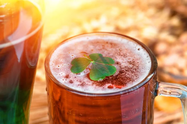 Mugg Lättöl Och Grön Irländsk Närbild Patricks Day Glasnärbild — Stockfoto