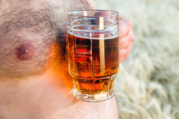 Ett Glas Hålls Fet Man Bakgrunden Ett Kornfält Ett Glas — Stockfoto
