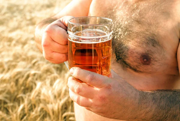 Glass Beer Held Fat Man Background Barley Field Glass Beer — Stock Photo, Image