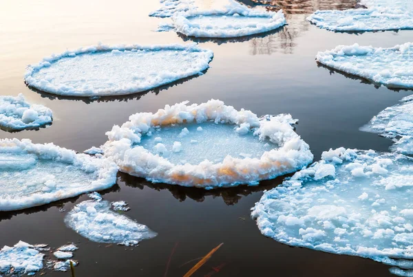 春の流氷が近づくと川に氷が浮かび — ストック写真